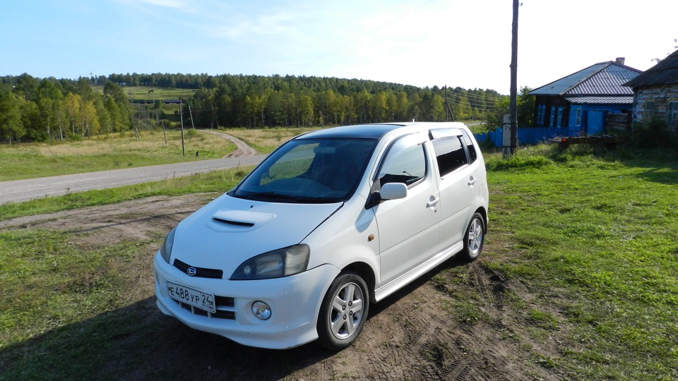 Daihatsu YRV: 11 фото