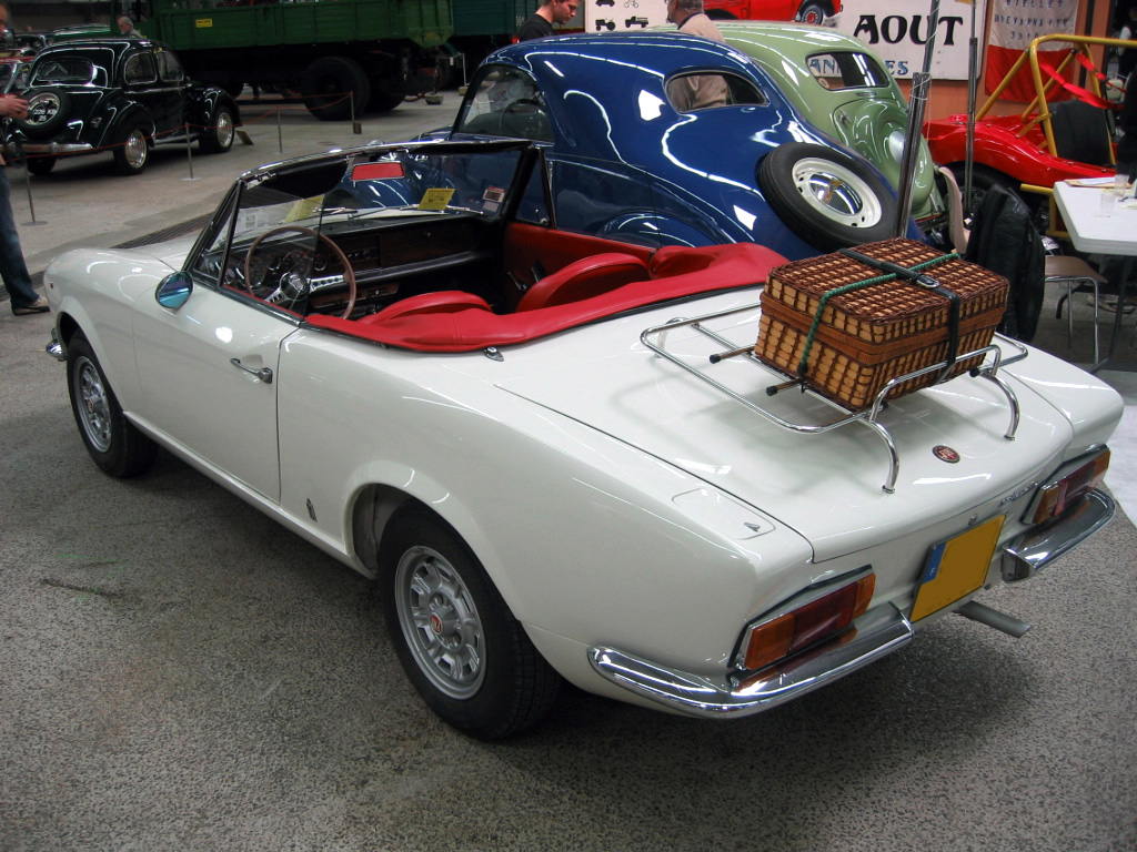 Fiat 124 Sport Spider: 11 фото