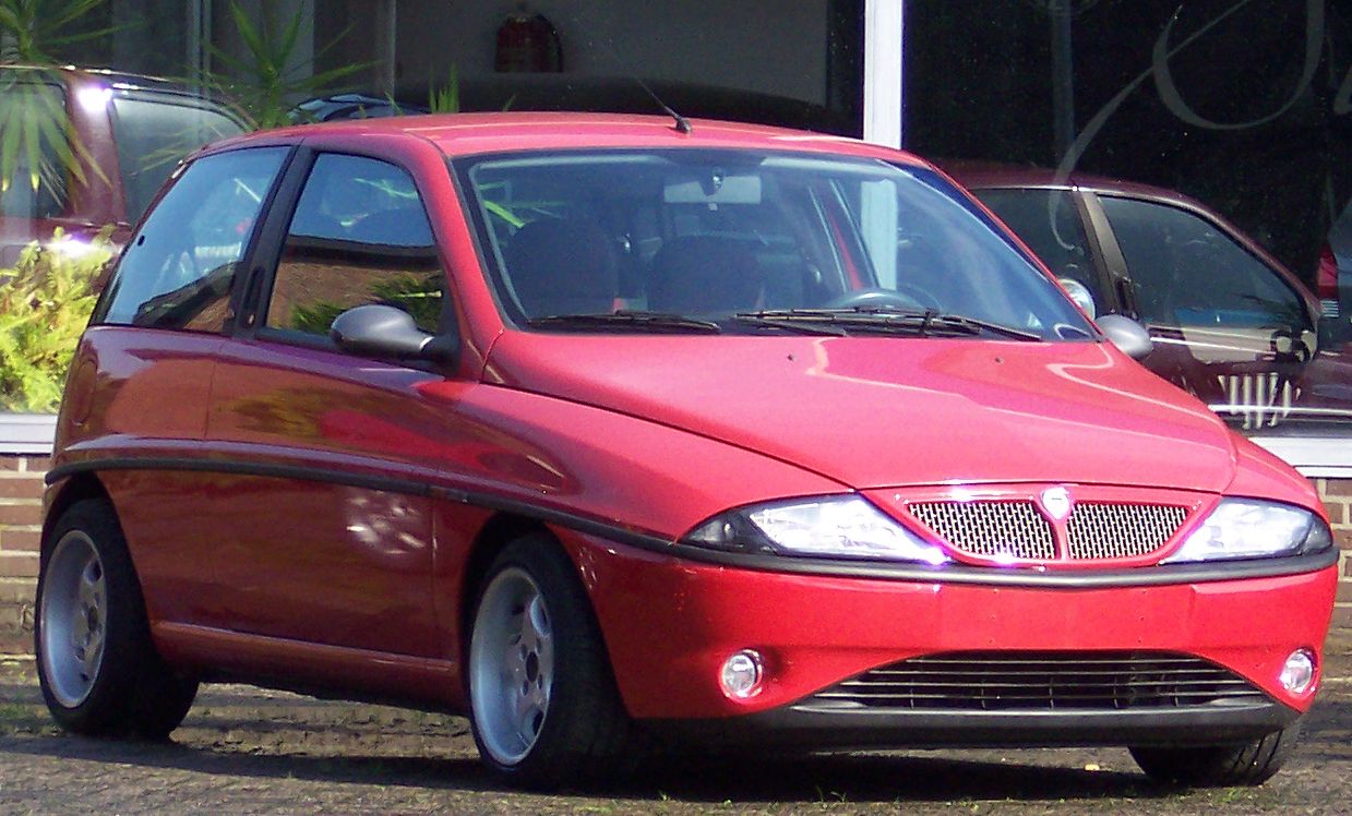 Lancia Y: 7 фото