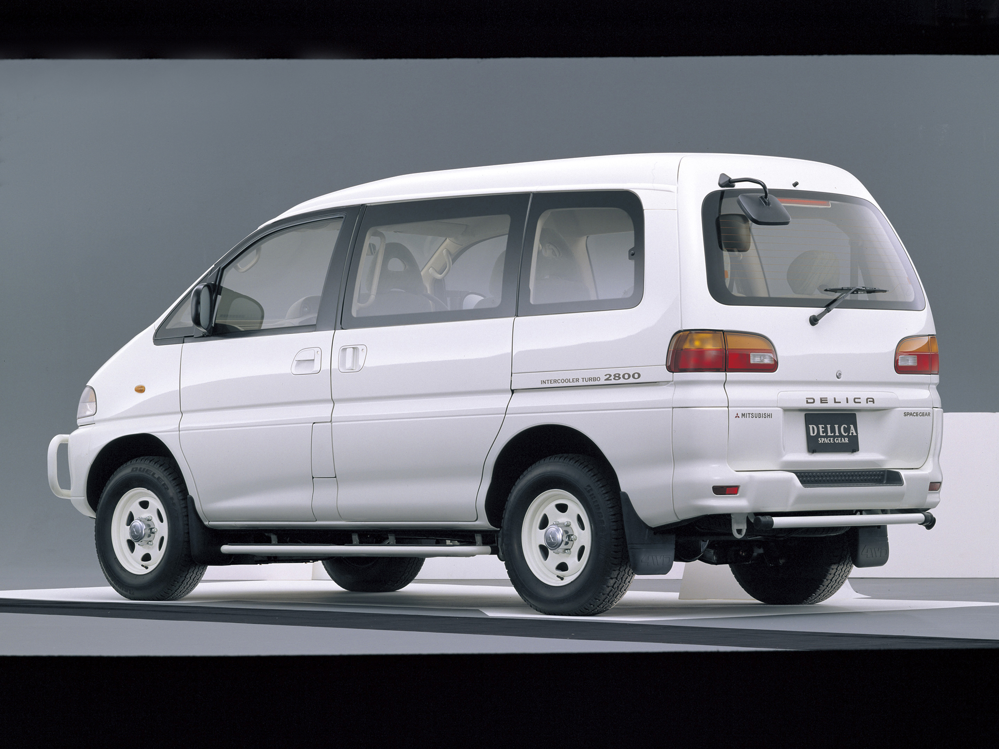 Mitsubishi Delica Space Gear: 10 фото