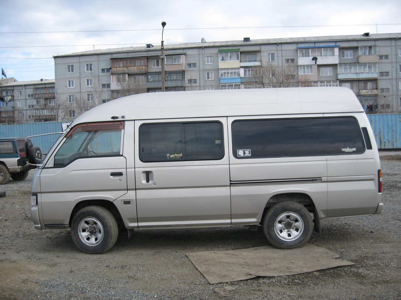 Nissan Caravan: 4 фото