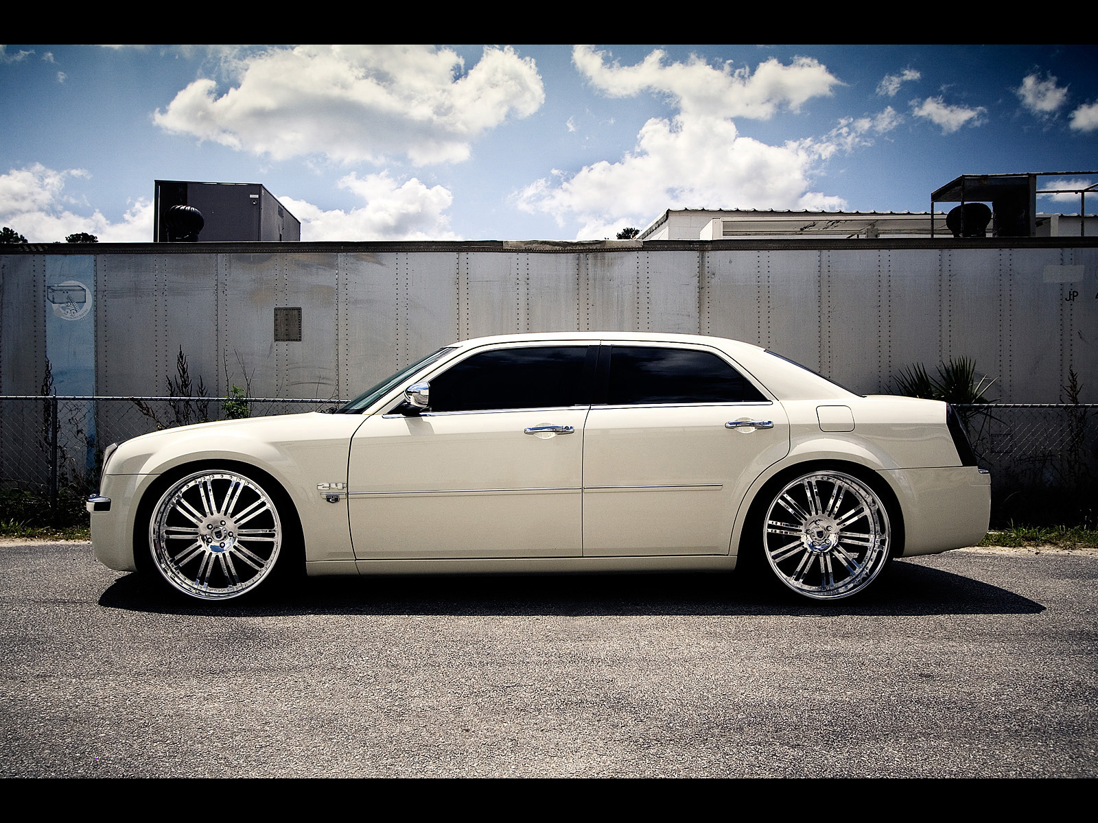 Chrysler 300C I: 10 фото