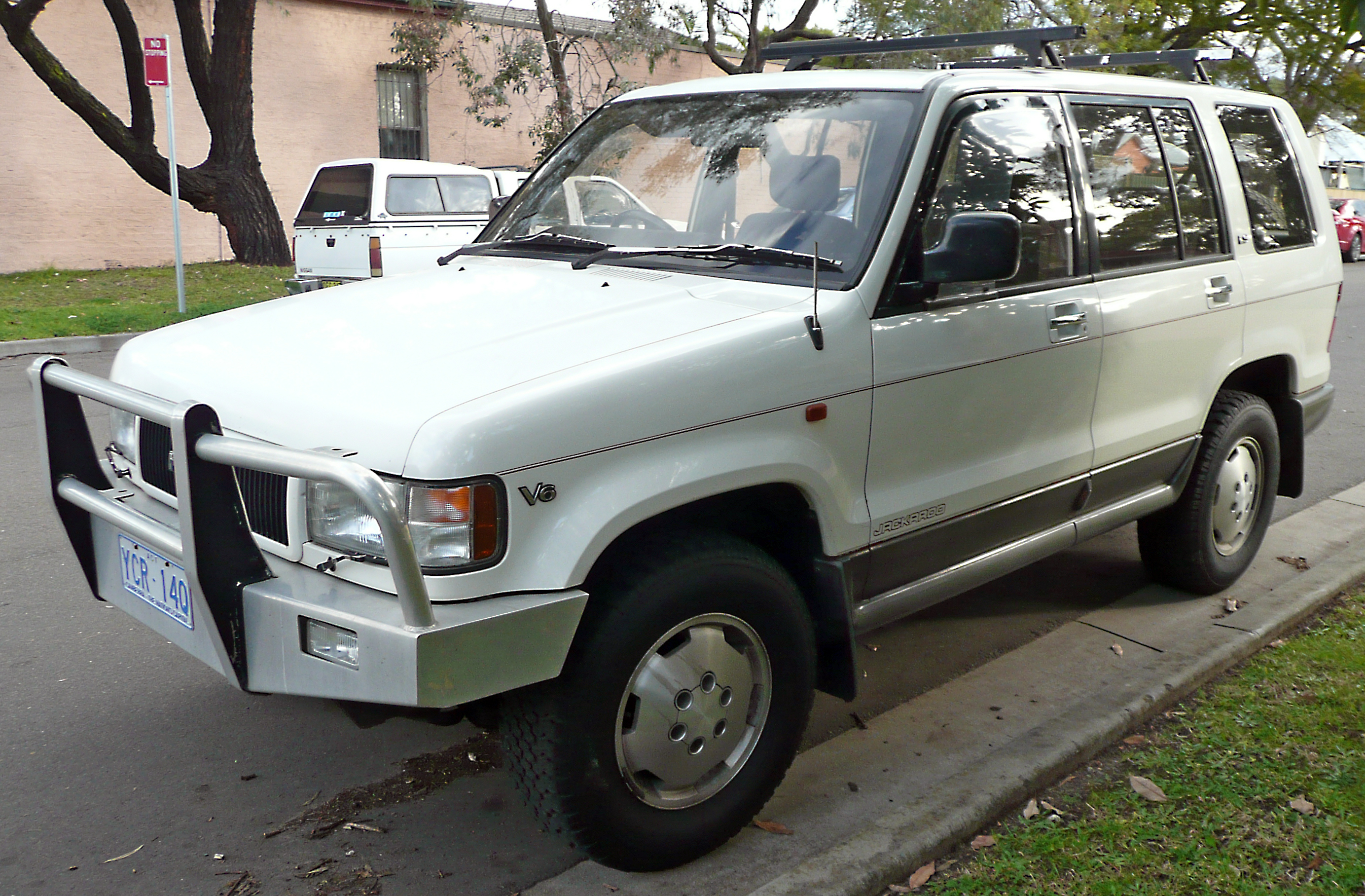 Holden Jackaroo: 8 фото