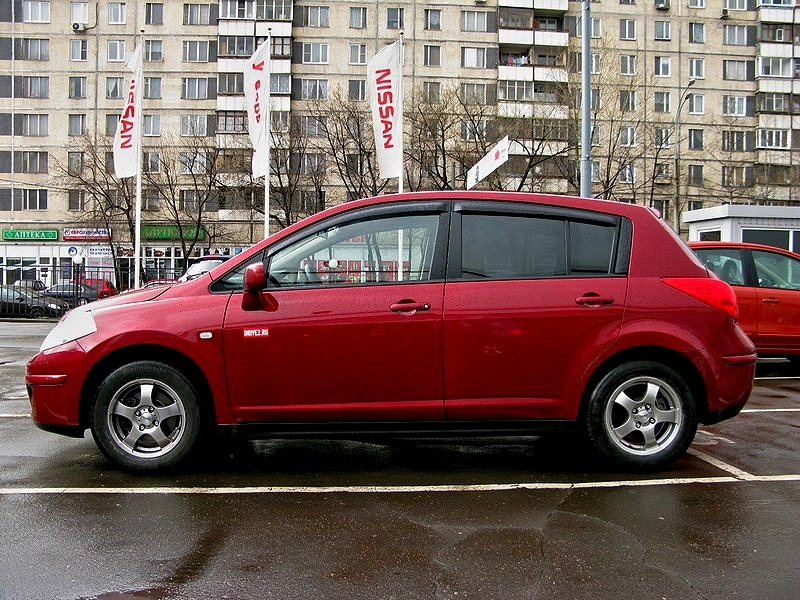 Nissan Tiida: 12 фото