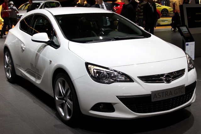 Opel Astra GTC: 8 фото