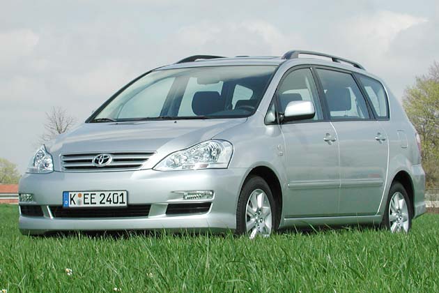 Toyota Avensis Verso: 10 фото