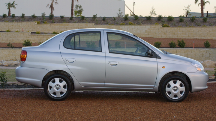 Toyota Echo: 6 фото