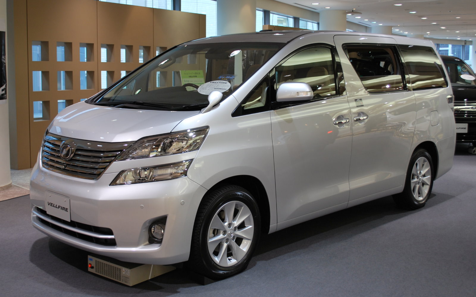 Toyota Vellfire: 3 фото