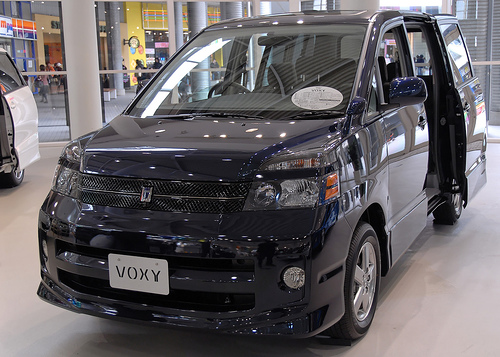 Toyota Voxy: 12 фото